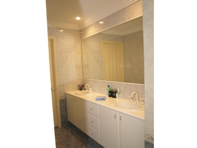 23 Howard Hughes Court, Maudsland QLD 4210