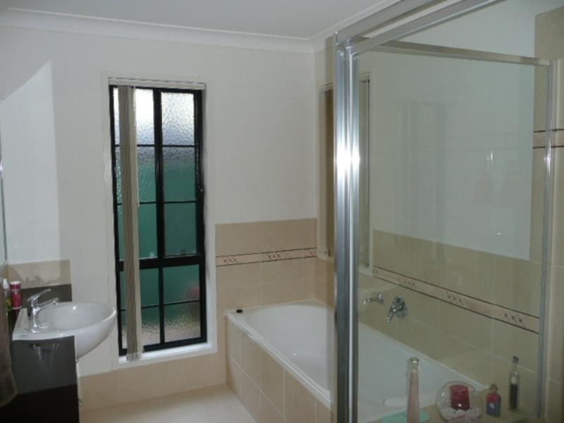 10 Wilmington Court, Helensvale QLD 4212