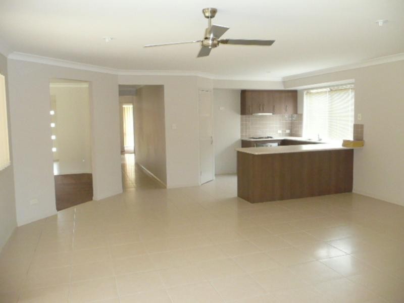 16 Tallow Street, Pacific Pines QLD 4211