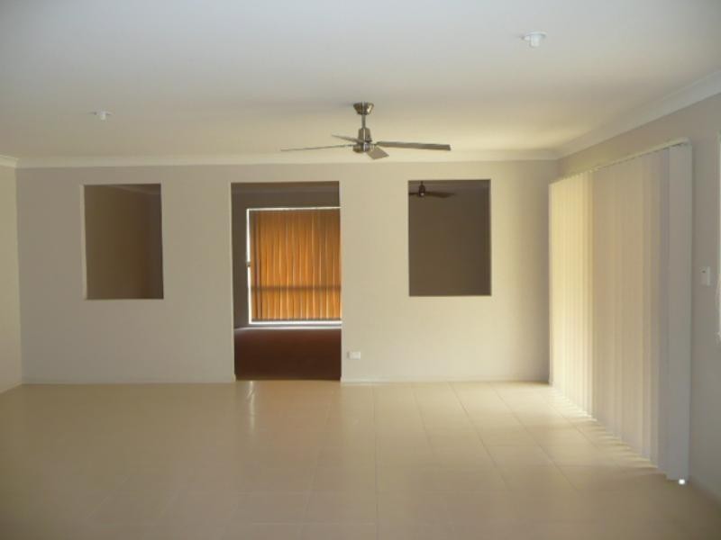 16 Tallow Street, Pacific Pines QLD 4211