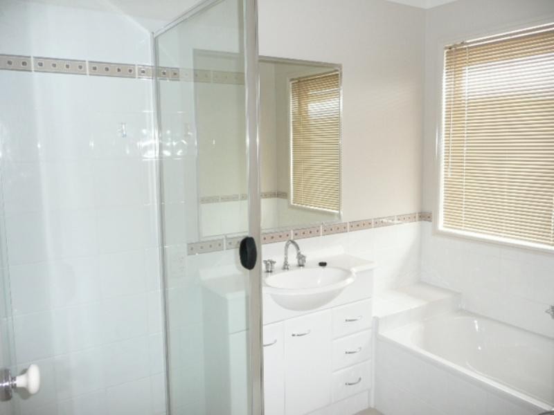 16 Tallow Street, Pacific Pines QLD 4211