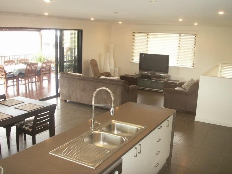10 Angourie Crescent, Pacific Pines QLD 4211