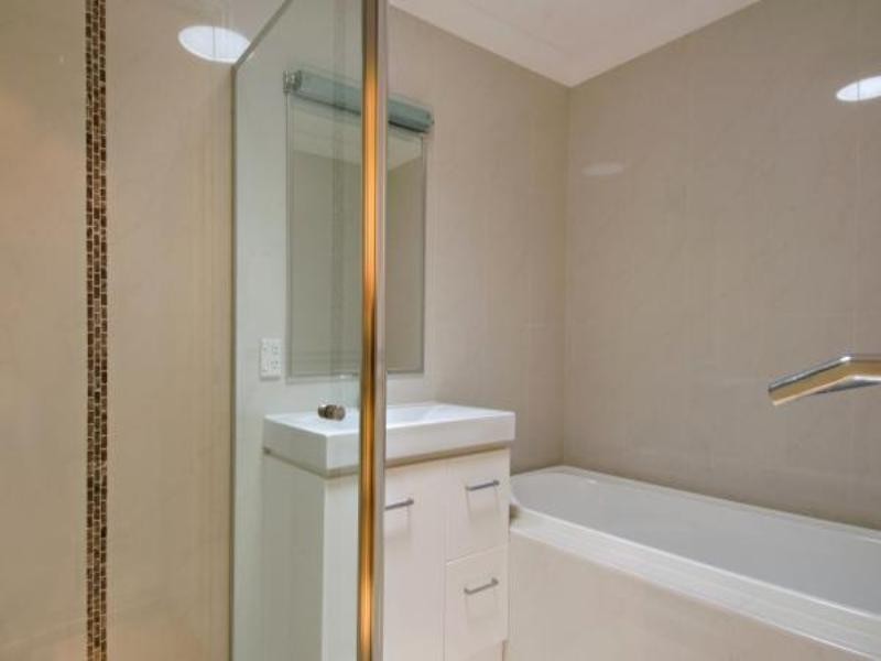 1/16 Penrhyn Street, Pacific Pines QLD 4211
