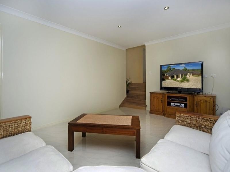 2/16 Penrhyn Street, Pacific Pines QLD 4211