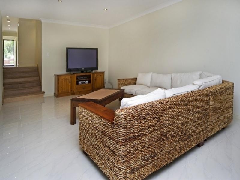 2/16 Penrhyn Street, Pacific Pines QLD 4211