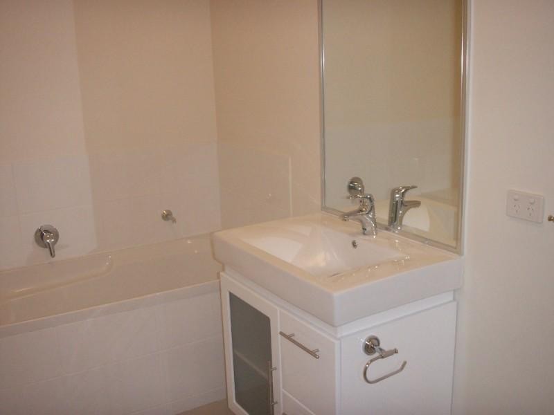 2/lot 594 Gascoyne Street, Pacific Pines QLD 4211