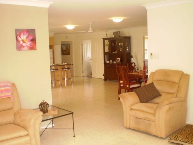 6 Rimatara Ri, Pacific Pines QLD 4211