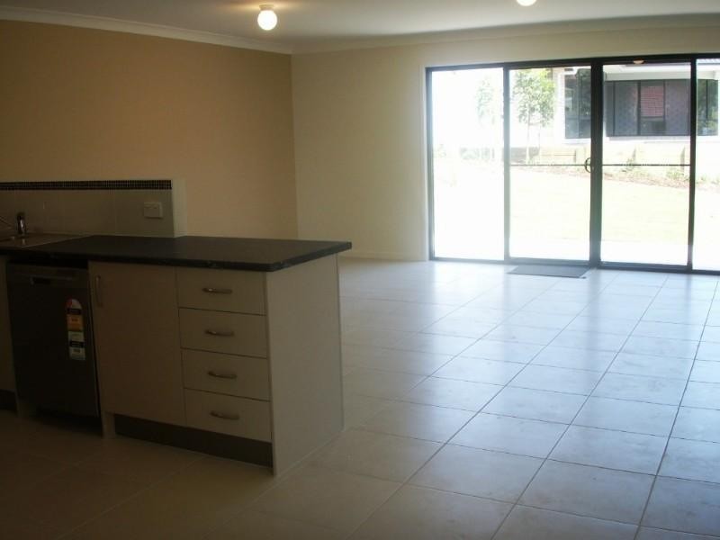 2/5 Gascoyne Street, Pacific Pines QLD 4211