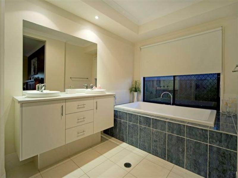 37 Angourie Crescent, Pacific Pines QLD 4211