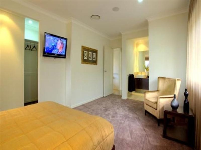 27 Rhodium Crescent, Hope Island QLD 4212