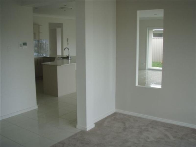 27 Rhodium Crescent, Hope Island QLD 4212