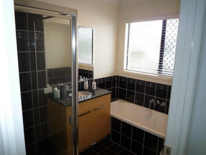 3 Hawker Street, Pacific Pines QLD 4211