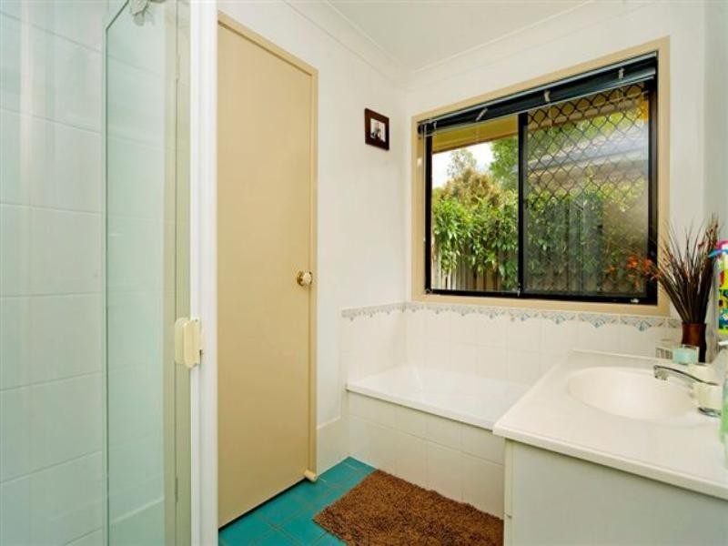 31 Enderbury Crescent, Pacific Pines QLD 4211