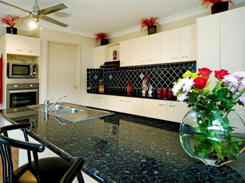 31 Enderbury Crescent, Pacific Pines QLD 4211