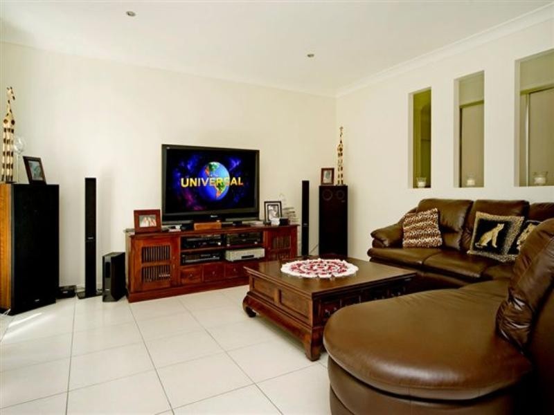 9 Haughton Street, Pacific Pines QLD 4211