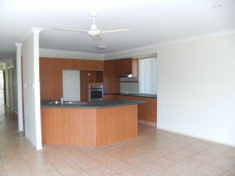 8 Laysan Crescent, Oxenford QLD 4210