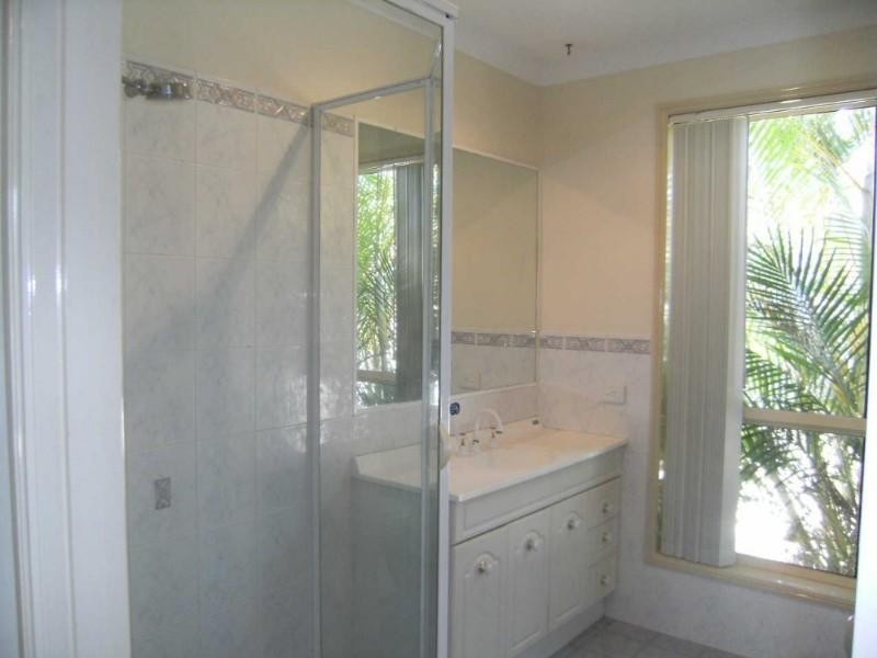 8 Laysan Crescent, Oxenford QLD 4210