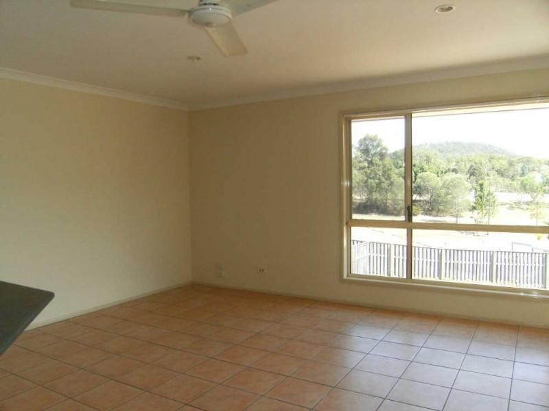 8 Laysan Crescent, Oxenford QLD 4210