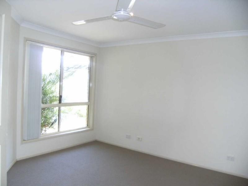 8 Laysan Crescent, Oxenford QLD 4210