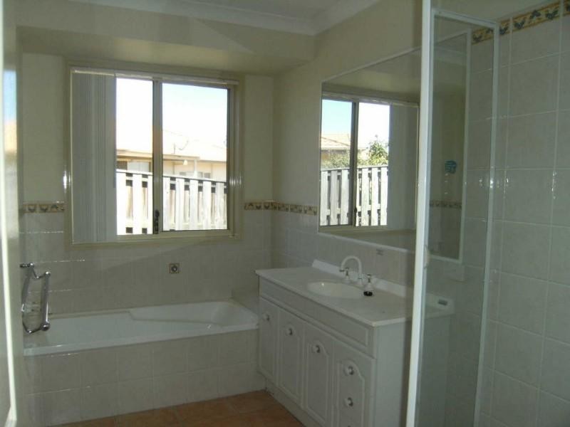 8 Laysan Crescent, Oxenford QLD 4210