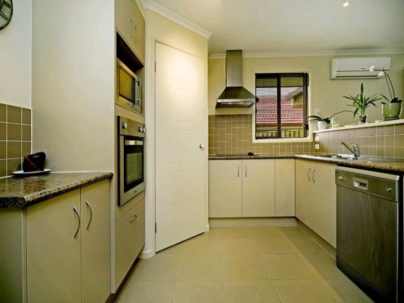 8 Kadie Place, Pacific Pines QLD 4211