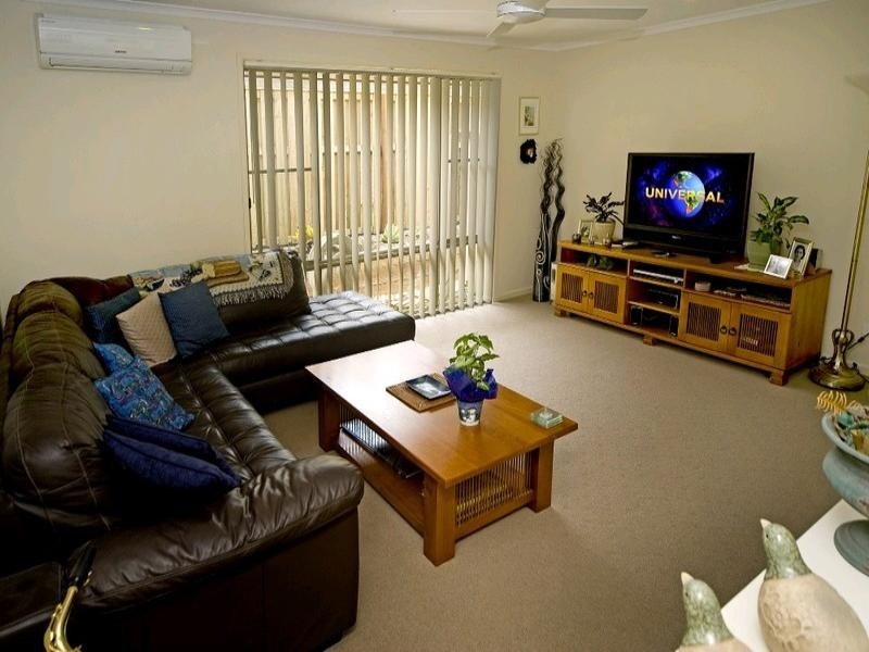 8 Kadie Place, Pacific Pines QLD 4211