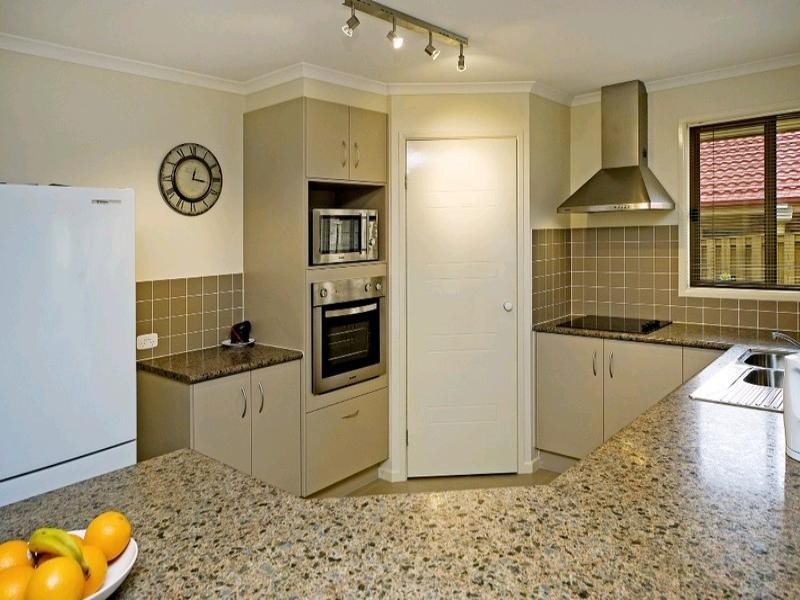 8 Kadie Place, Pacific Pines QLD 4211