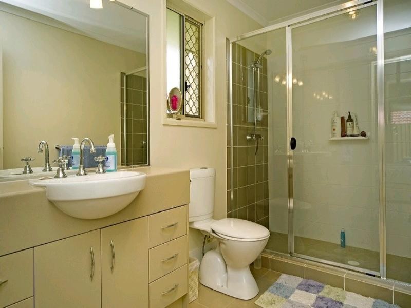 8 Kadie Place, Pacific Pines QLD 4211