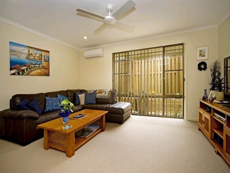 8 Kadie Place, Pacific Pines QLD 4211