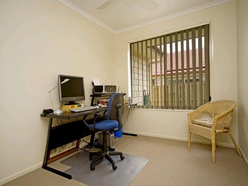 8 Kadie Place, Pacific Pines QLD 4211