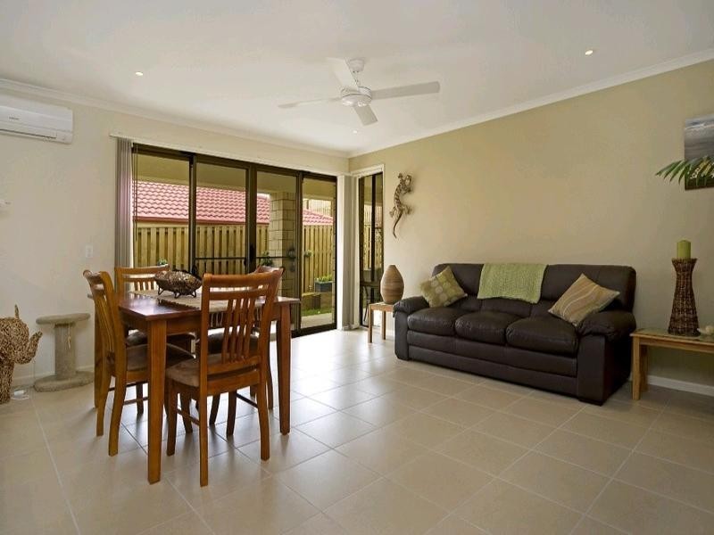 8 Kadie Place, Pacific Pines QLD 4211