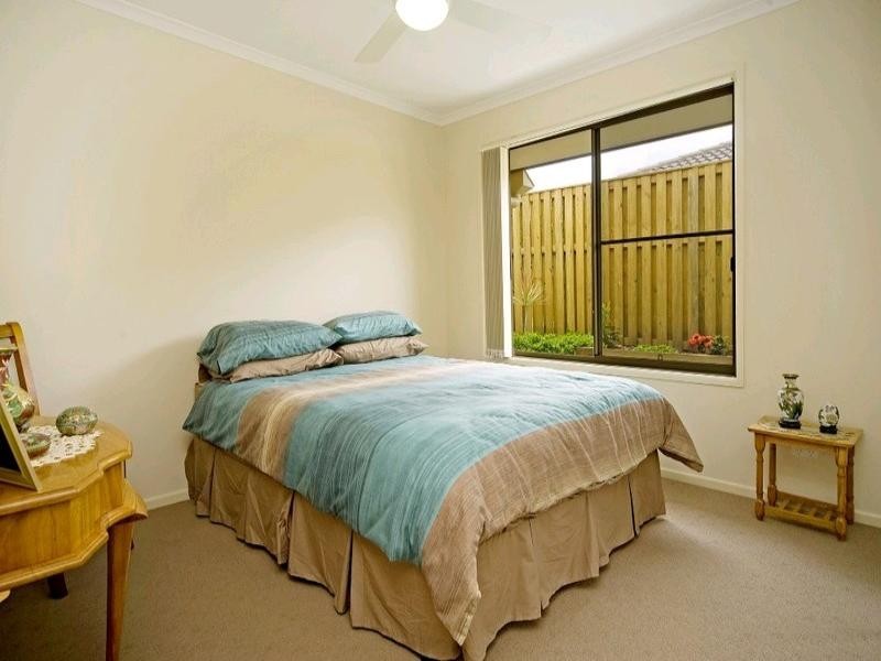 8 Kadie Place, Pacific Pines QLD 4211