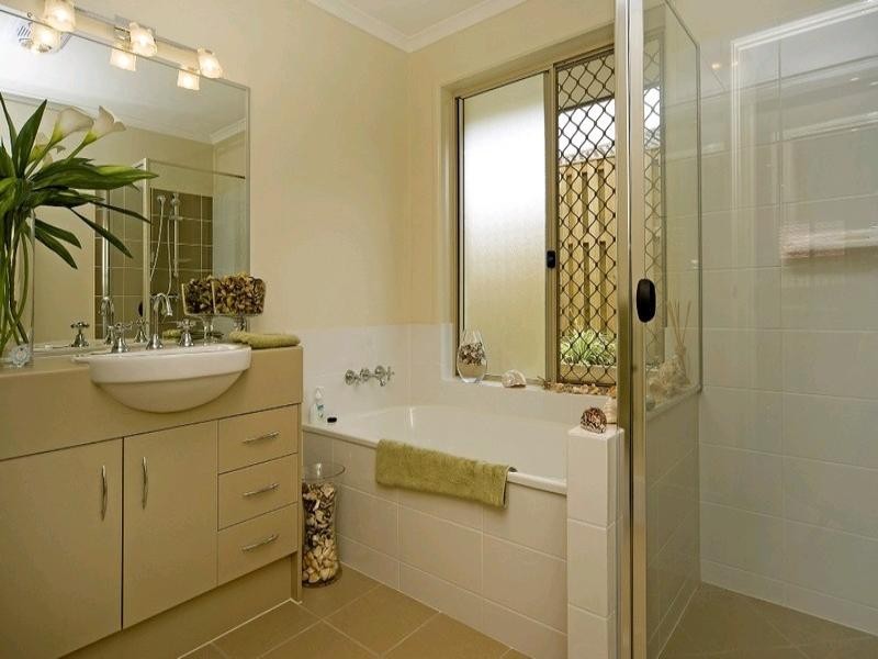 8 Kadie Place, Pacific Pines QLD 4211