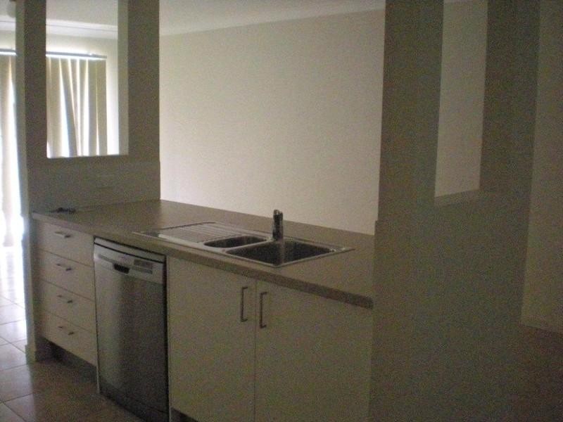 1/24 Faraday Court, Pacific Pines QLD 4211