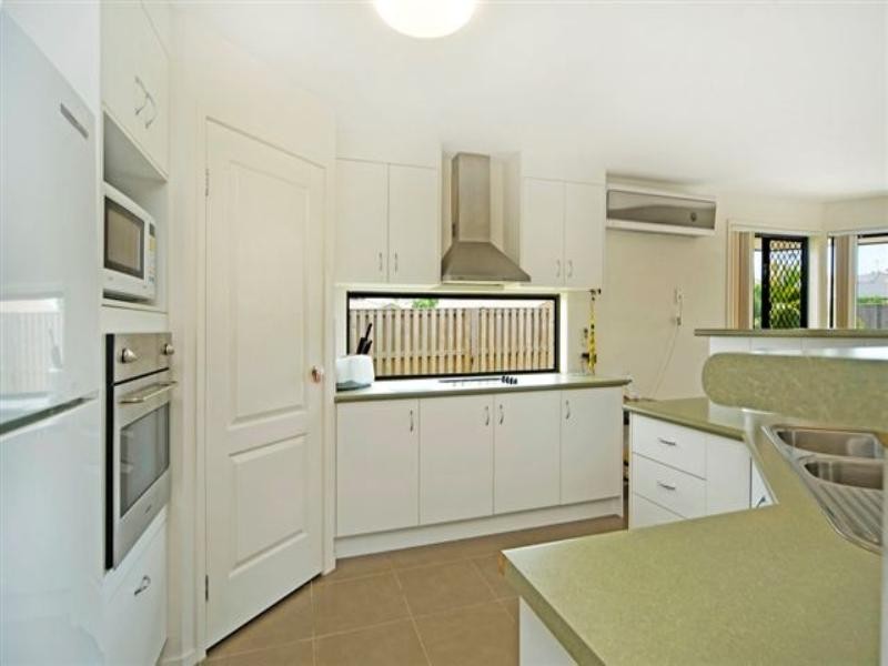 2 Burr Court, Pacific Pines QLD 4211