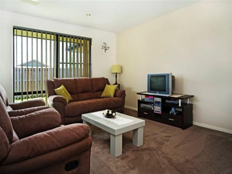2 Burr Court, Pacific Pines QLD 4211