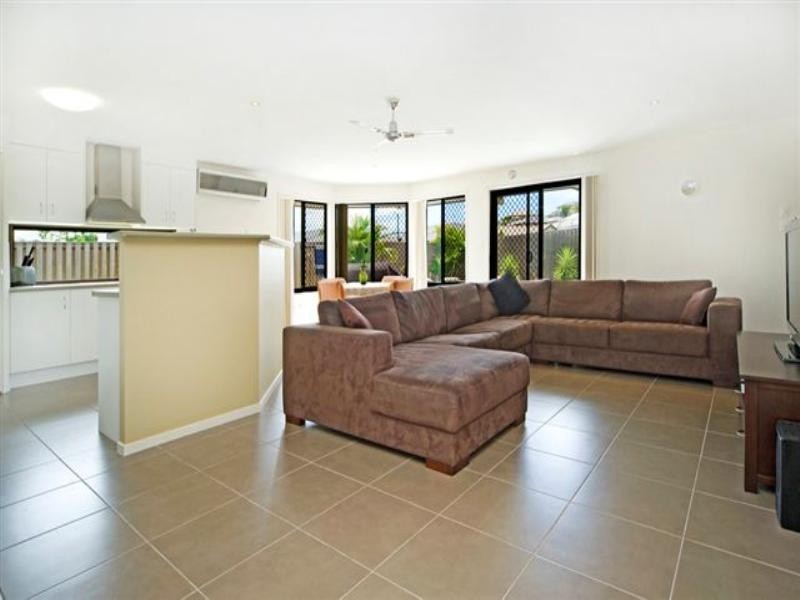2 Burr Court, Pacific Pines QLD 4211