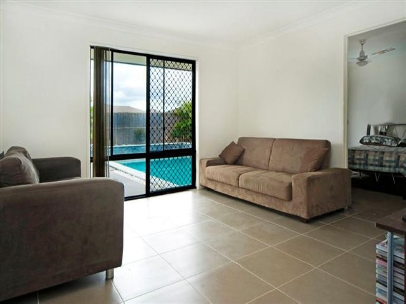 2 Burr Court, Pacific Pines QLD 4211