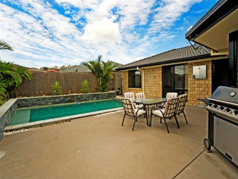 2 Burr Court, Pacific Pines QLD 4211