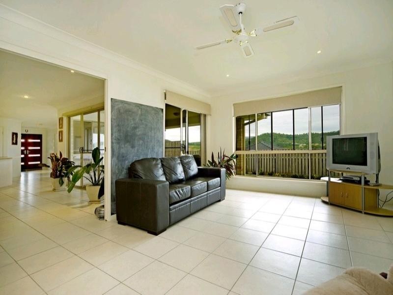 25 Sangster Crescent, Pacific Pines QLD 4211