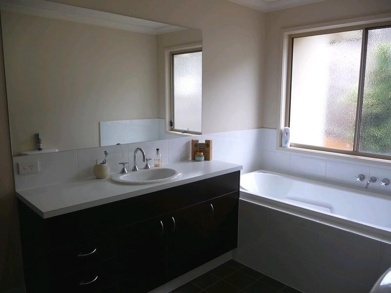 9 Codrington Circuit, Pacific Pines QLD 4211