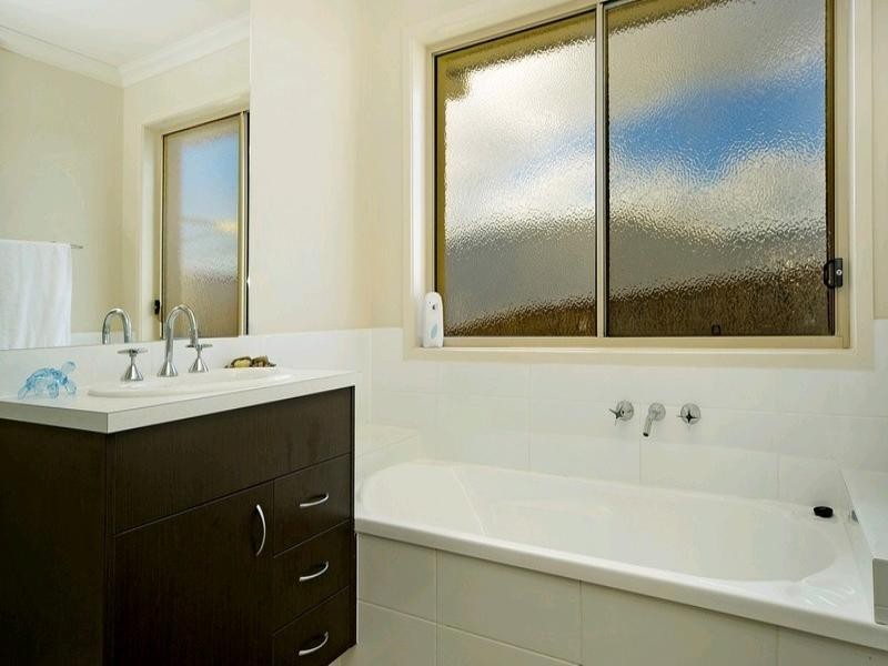 9 Codrington Circuit, Pacific Pines QLD 4211