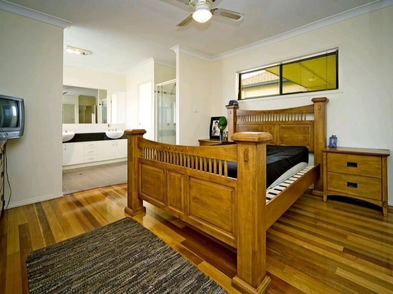 33 Manra Way, Pacific Pines QLD 4211