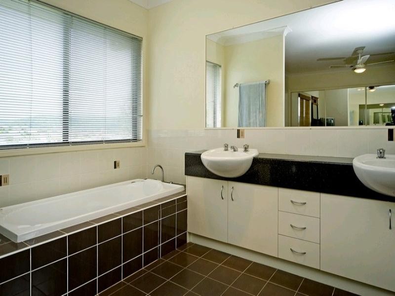 33 Manra Way, Pacific Pines QLD 4211