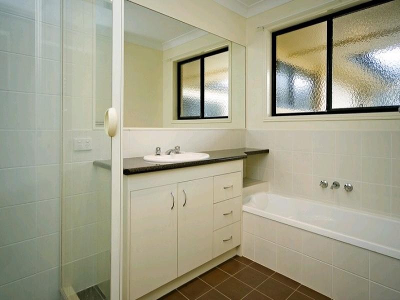 33 Manra Way, Pacific Pines QLD 4211