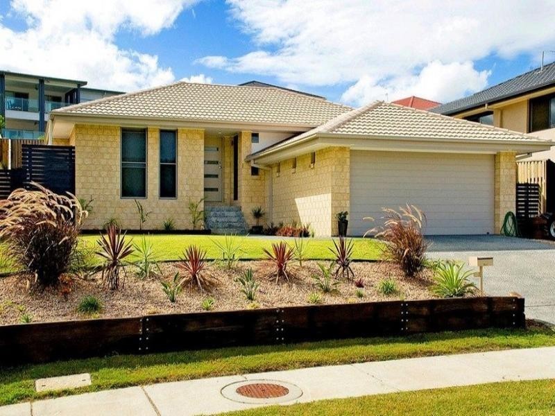 12 Hawkesbury Avenue, Pacific Pines QLD 4211