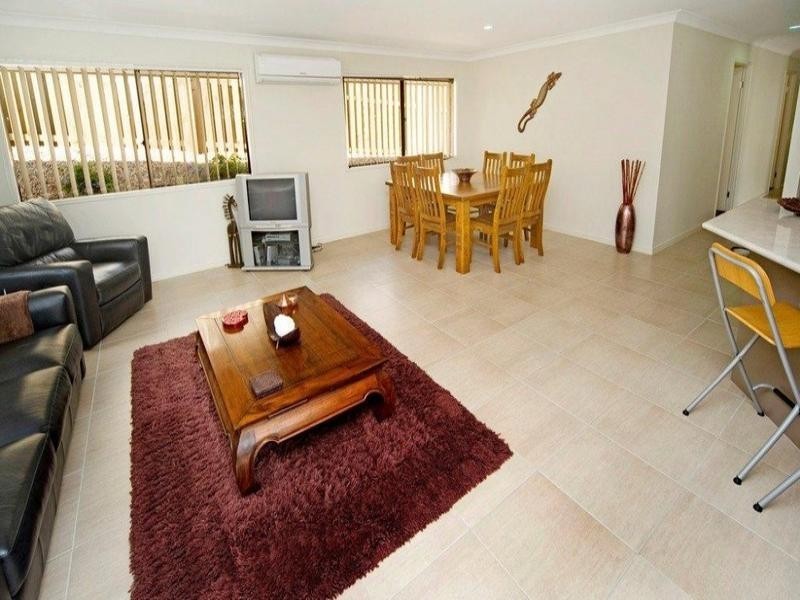 12 Hawkesbury Avenue, Pacific Pines QLD 4211