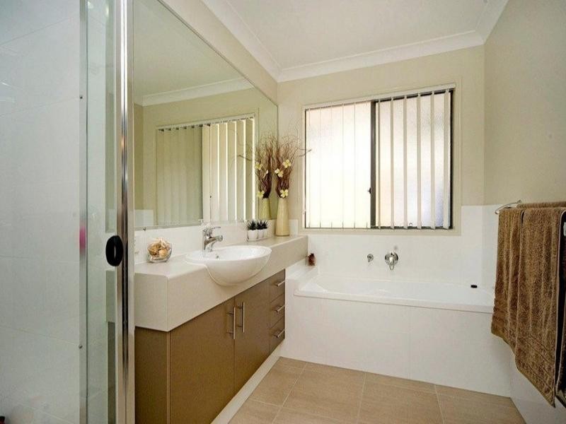 12 Hawkesbury Avenue, Pacific Pines QLD 4211