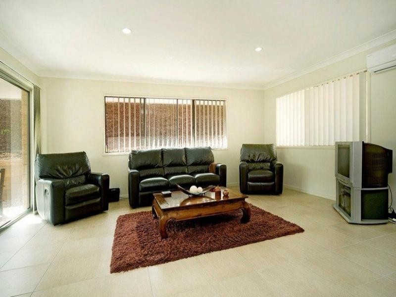 12 Hawkesbury Avenue, Pacific Pines QLD 4211