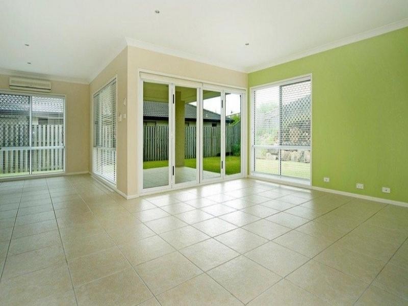 12 Roberts Drive, Maudsland QLD 4210